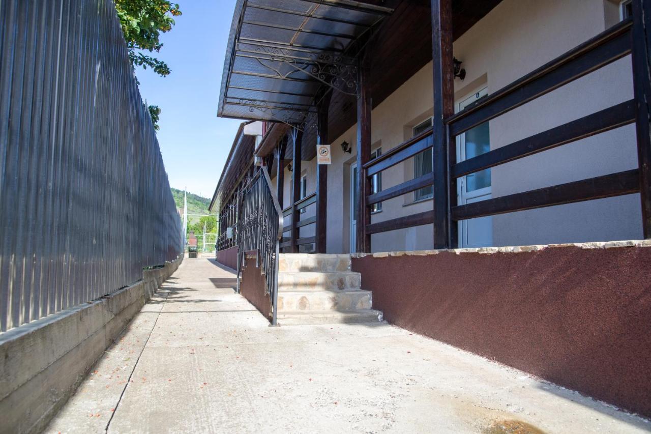 Motel Aris Meridian Piatra Neamţ Екстериор снимка