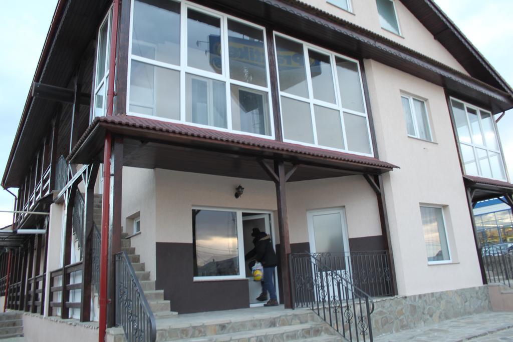 Motel Aris Meridian Piatra Neamţ Екстериор снимка