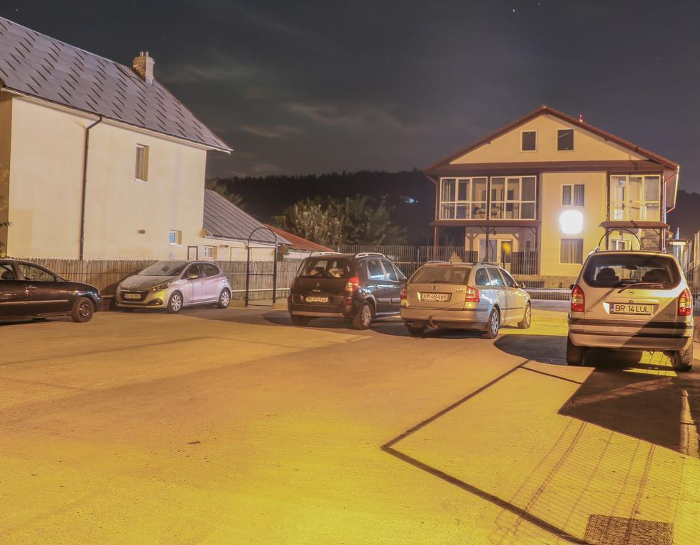 Motel Aris Meridian Piatra Neamţ Екстериор снимка